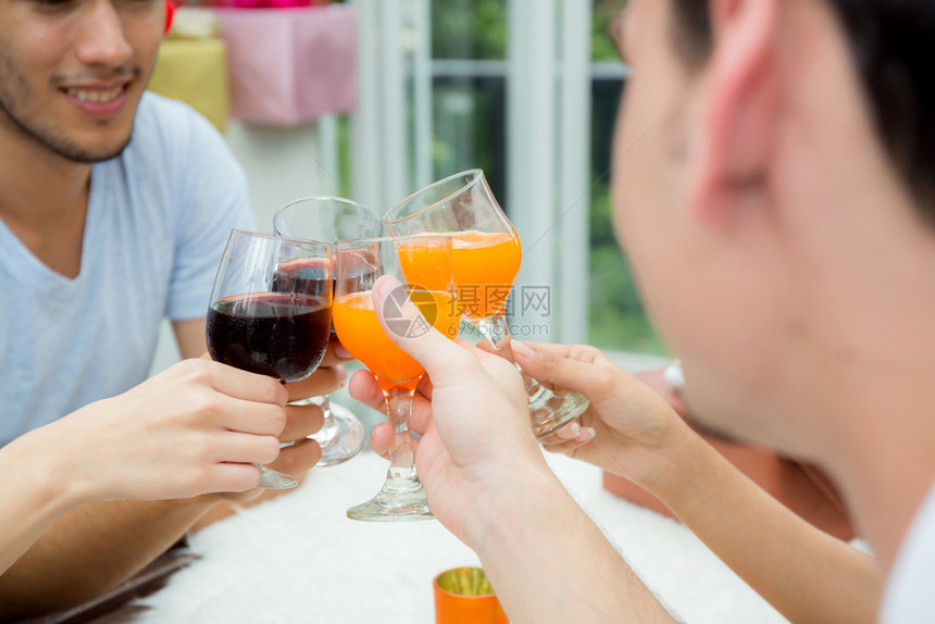 一群朋友拿着眼镜喝鸡尾酒图片