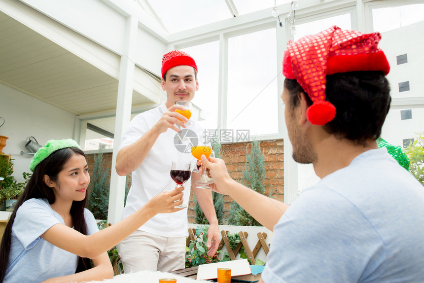 亚洲组在户外聚会上喝酒一群朋友拿着杯子喝鸡尾酒图片