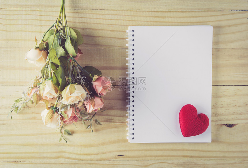 鲜花束放在木制桌边最顶尖的风景浪漫爱心在纸上写着文本拷贝Sapce情人节的概念图片