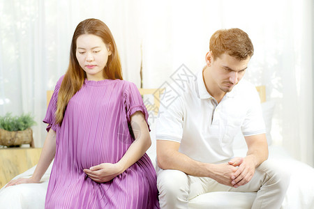 有问题不快乐和压力有堕胎概念的家庭图片