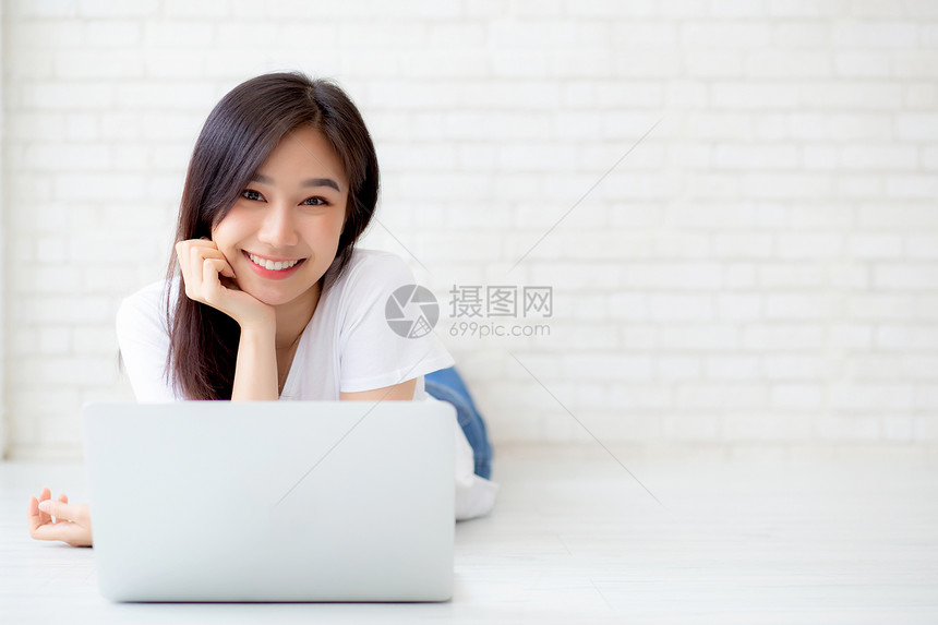 女自由职业者使用笔记本电脑与互联网连线以从事远程工作商业和生活方式概念图片
