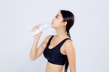 美丽的肖像年轻女用于健康饮水的瓶子孤立在白色背景上与健康相隔绝继运动和身后口渴的女孩健康概念背景图片