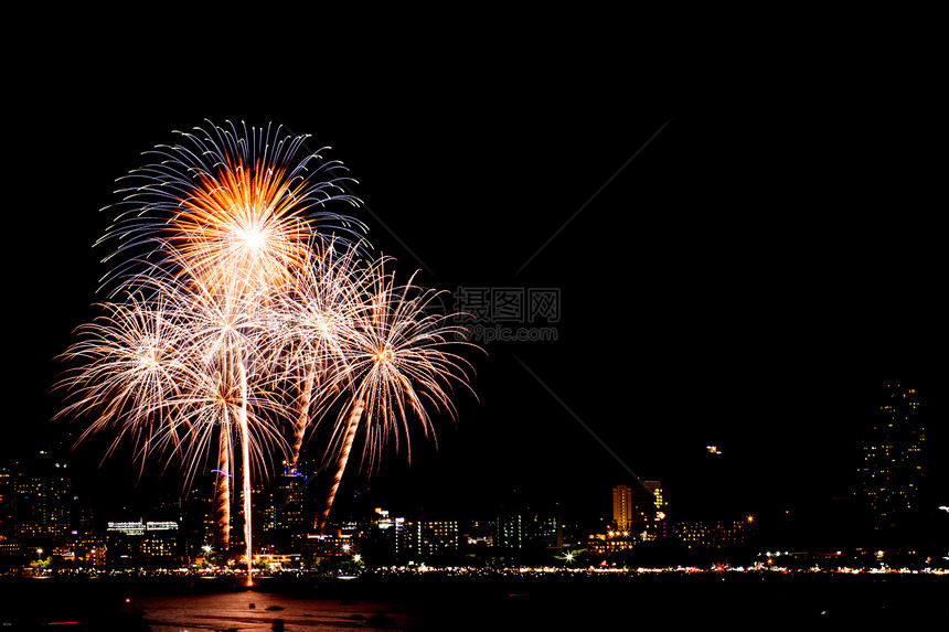 许多有夜市风景背的烟花庆祝新年图片