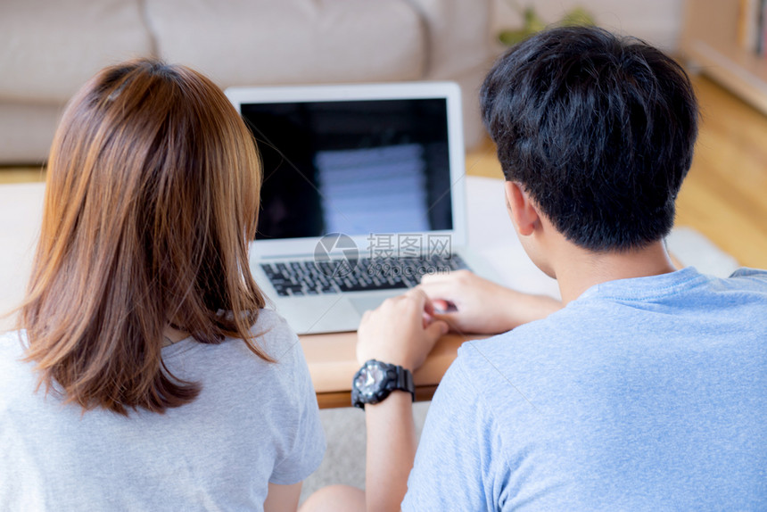 年轻和青的夫妇在笔记本电脑上工作用空白屏幕显示计划生育和搜索内容男女一起看电脑商业和通信概念图片