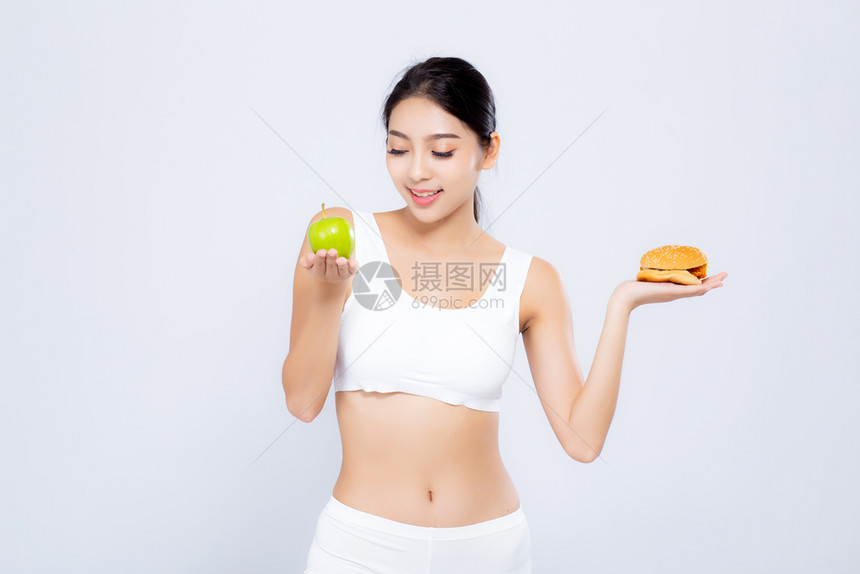 美丽的年轻女瘦弱饮食选择新鲜沙拉蔬菜和汉堡与白种背景隔绝食物健康控制体重下降与卡路里营养和生活方式概念图片