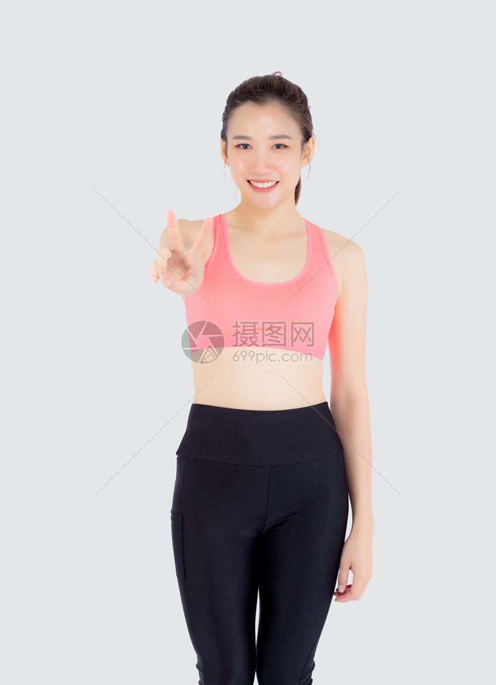 美丽的肖像年轻的亚洲妇女穿着运动服满意和自信的手势手指v字孤立在白色背景上亚洲女孩有形状和健康适合健康的运动图片