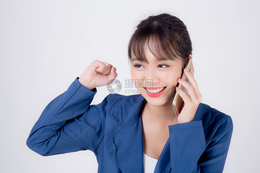 美丽的肖像年轻亚洲女商人谈论智能手机孤立在白色背景秘书商业女人工作电话成功和兴奋通信概念图片