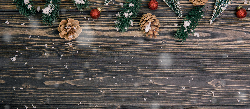 以木制背景新年和Xmas或周年纪念日为圣诞假装饰在季节顶层视图或平板横幅网站的木制桌上摆放礼物图片