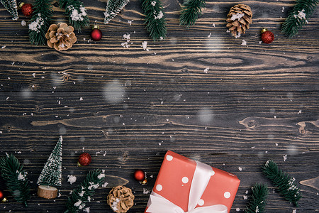 圣诞节礼物手工圣诞假配有红色礼品盒和木制背景的标签装饰新年和Xma或纪念日在季节顶楼或平地的木制桌子上贴有礼物设计图片