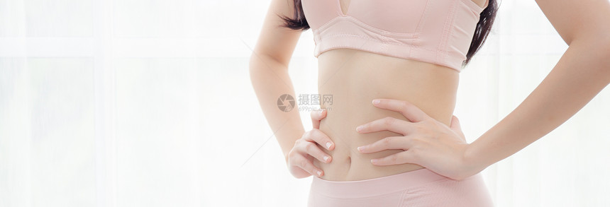 女孩穿着胸罩触摸瘦腹部减肥健康与概念横幅网站图片