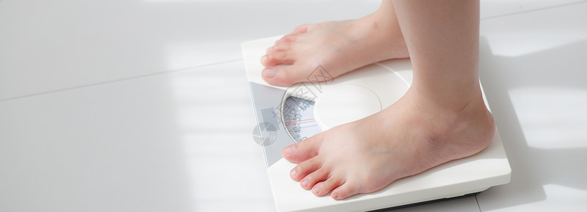 与妇女腿一起的生活方式动与赤脚一起衡量饮食体重比例为品控制保健概念横幅网站对女孩的瘦体重损失措施进行近足测量背景图片