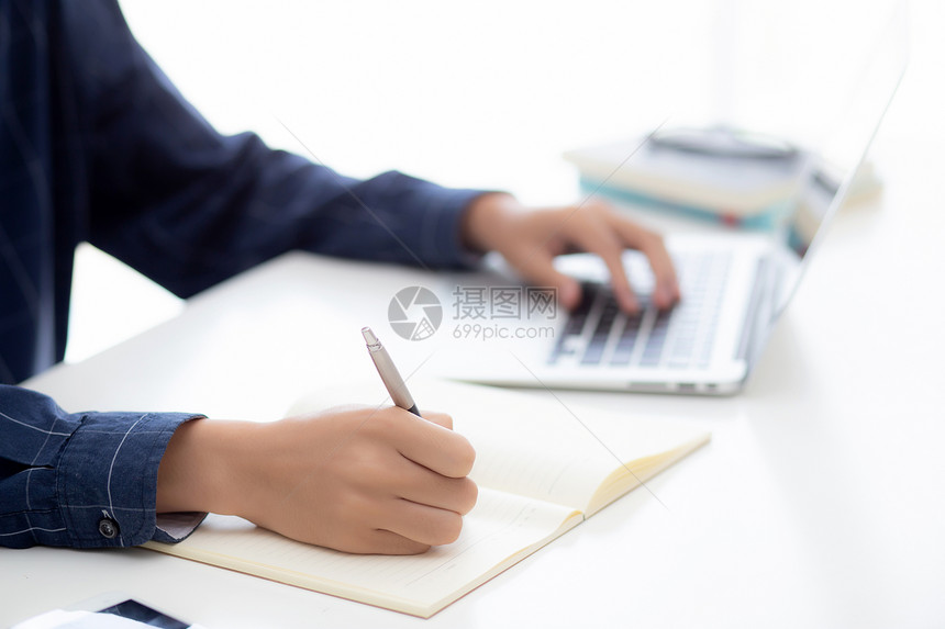 商人在家中办公桌上使用笔记本电脑男在商业成功时作笔记式本电脑男在商业成功时作笔记式计划者和博客在桌子上工作的商人雇员和工作图片