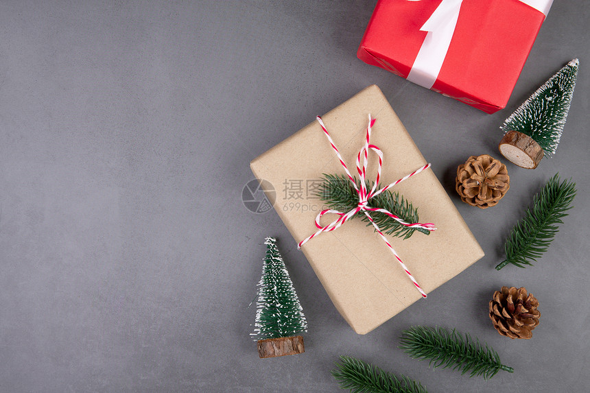 圣诞假配有红礼盒装饰印有水泥地板背景新年和Xma或纪念日有混凝土的礼物在季节顶景或平地复制空间图片