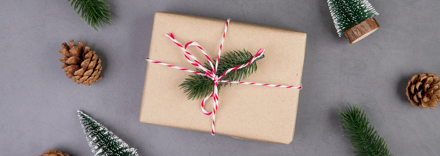 圣诞假配有礼品盒装饰新年和Xmas或周年纪念礼物以水泥地板背景在季节顶层视图或平板外衣复制空间横幅网站图片