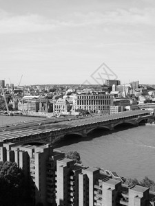 英国伦敦泰晤士河的全景黑色和白伦敦的泰晤士河黑和白色图片