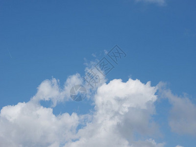 蓝色天空有云作为背景用蓝色天空有云层背景图片