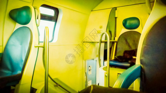 带空座位的区域本地列车的内部视图地区列车内饰复古图片