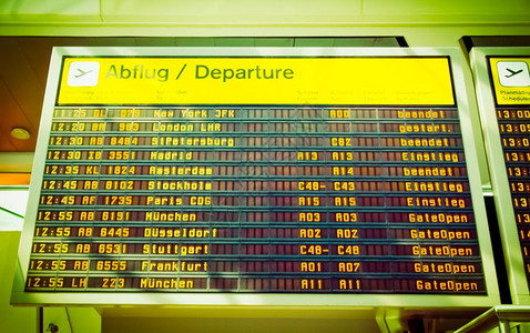 在车站或机场古老的车站或机场古老的报到和离境时间显示屏幕地铁高清图片素材