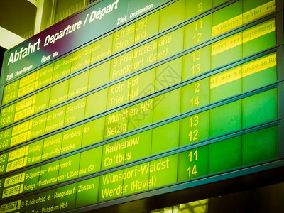 在车站或机场古老的车站或机场古老的报到和离境时间显示屏幕杜塞尔多夫高清图片素材