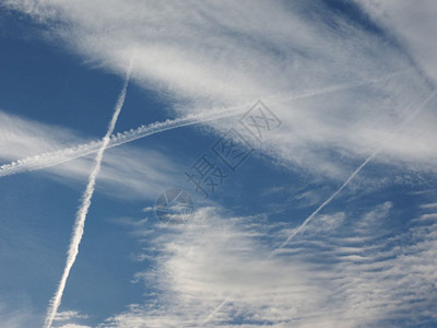 蓝色天空中有飞机飞过的轨迹背景图片