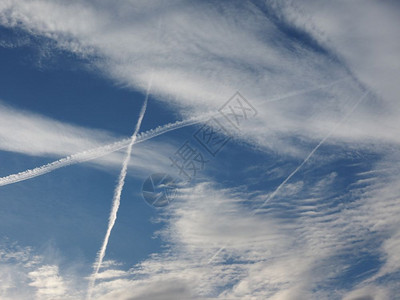 蓝色天空中有飞机飞过的轨迹背景图片