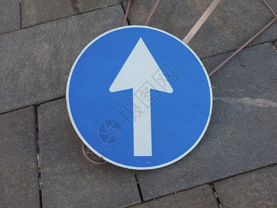 管制标志向箭头交通标志指示的方向前进图片
