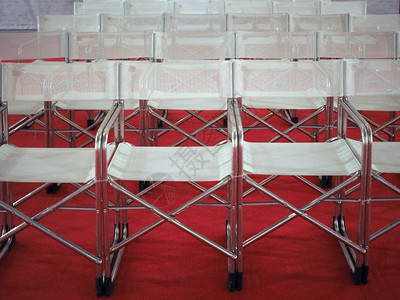 红色地毯板上有许多铁制折叠椅白布和许多折叠椅c图片