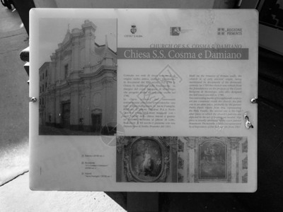 2019年月5日圣科斯马和达米亚诺教堂标志黑白牌在阿尔巴的斯科马和达米亚诺教堂黑白标牌背景图片