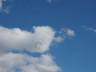 深蓝的天空有云作为背景用深蓝天空有云背景背景图片