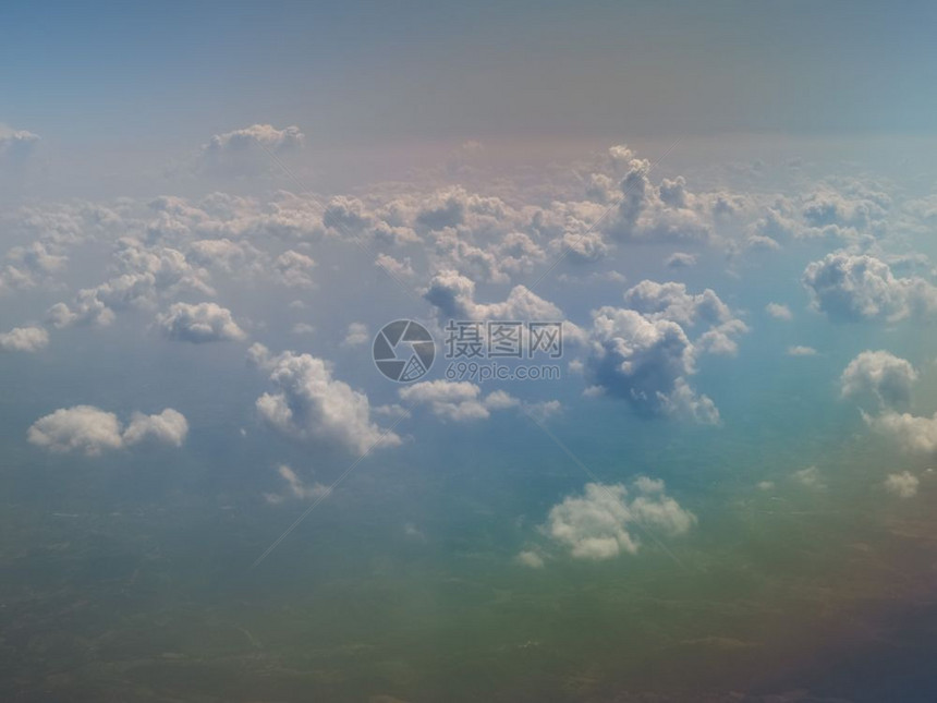从飞机上看到的蓝天和白云图片