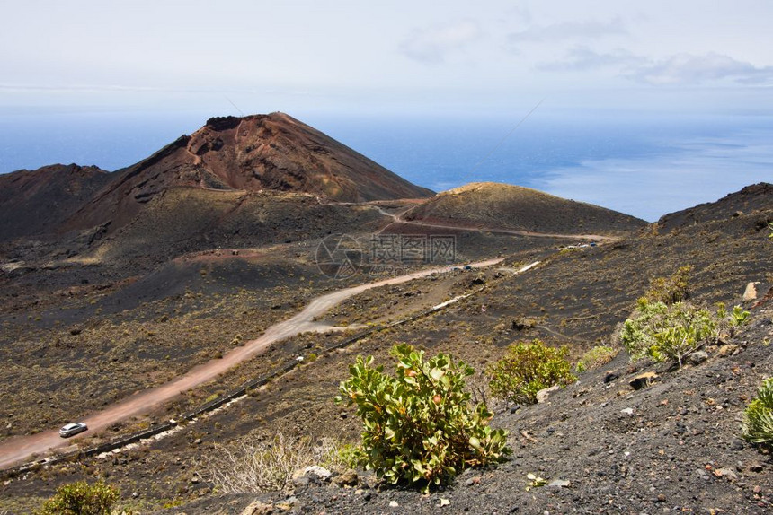 穿越火山景观的道路图片