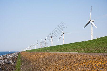 靠近海边的风车沿着荷兰堤坝图片