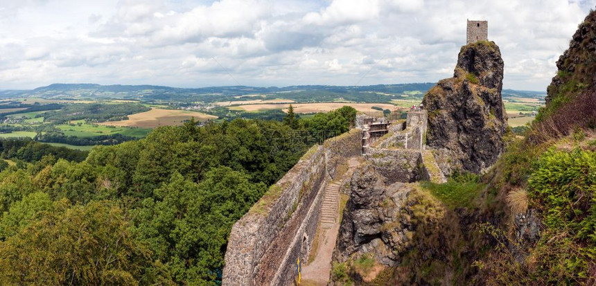 捷克塞斯基拉杰托洛城堡的全景观图片