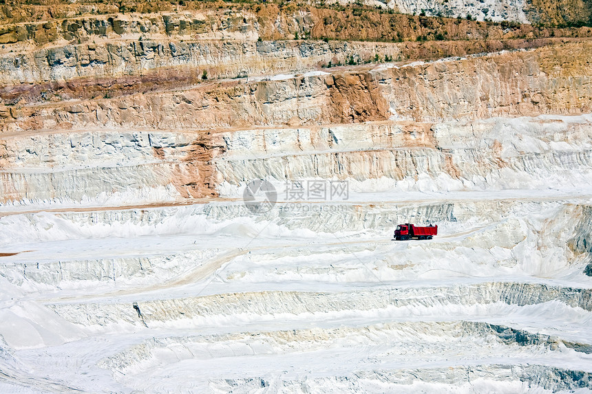 捷克文的大型露天镁矿图片