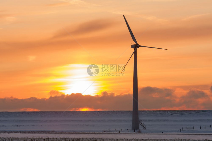 风力涡轮机和农田覆盖着积雪风力涡轮机和覆盖着荷兰冬季风景图片