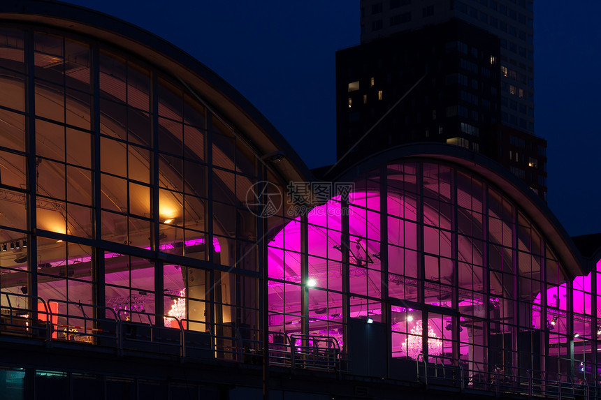 荷兰鹿特丹现代建筑夜间紫色上限荷兰鹿特丹图片