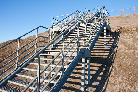 现代不锈钢楼梯通往蓝天图片