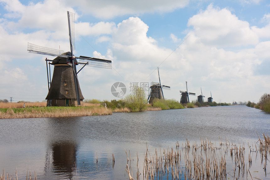 荷兰Kinderdijk历史风车行图片