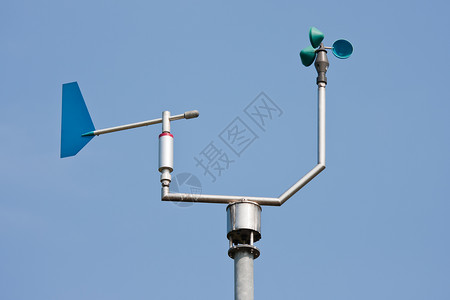 风向风速传感器测量风速和向的仪表底有蓝色天空背景