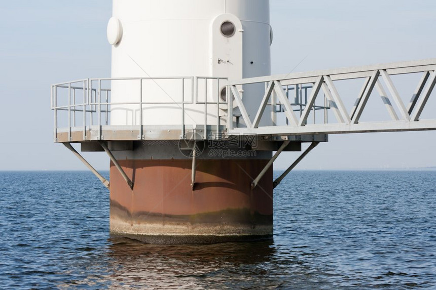 荷兰海洋大风车站立于荷兰海图片