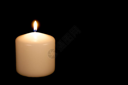 黑色背景上的白蜡烛有文本复制空间背景图片