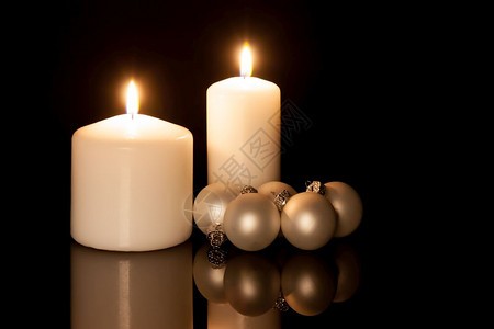 配有蜡烛和球的圣诞装饰图片