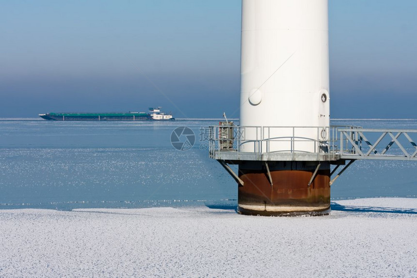 冷冻海中离岸风涡轮素的详情图片