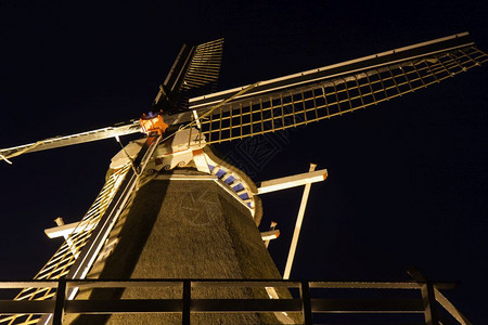 荷兰传统木制照明玉米机夜景背景图片