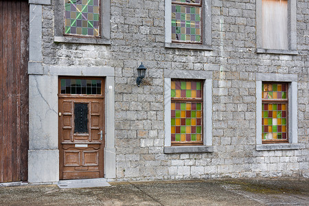 古老的房屋有灰砖墙和多彩的窗户图片