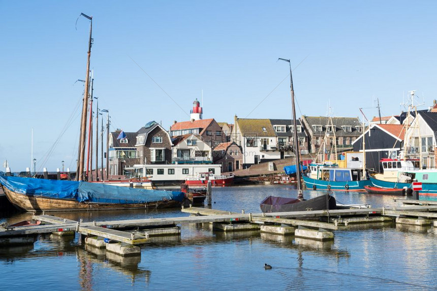 拥有灯塔和旧船厂的荷兰乌尔克港图片