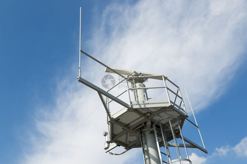 配备雷达和无线电通信设备的铁塔图片