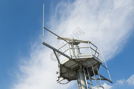 配备雷达和无线电通信设备的铁塔图片