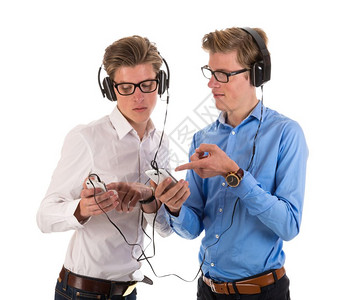 带耳机听电话音乐的男双胞胎图片