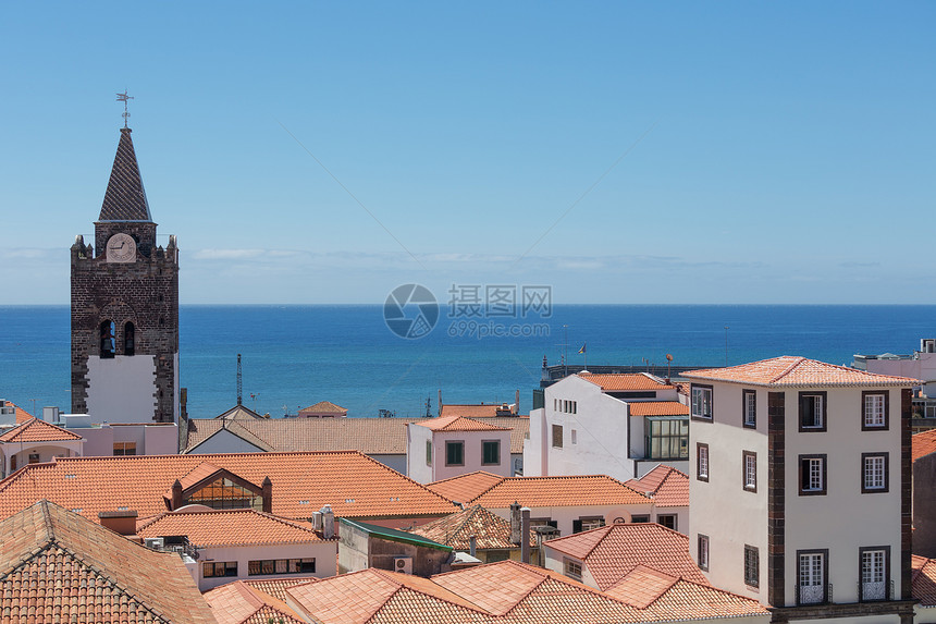 葡萄牙马德拉岛带有大教堂塔的Funchal空中仰望屋顶图片